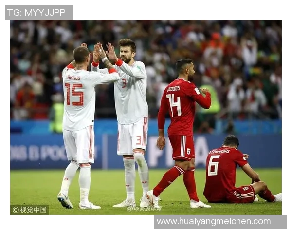 足球球星逗笑小孩的温馨时刻，展现球场之外的亲和力